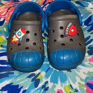 Gray & Blue Toddler Boy 6 Crocs - Space Rocket Charm